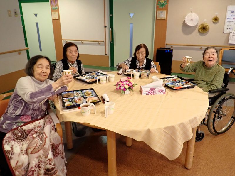 ①皆様とカンパーイ!